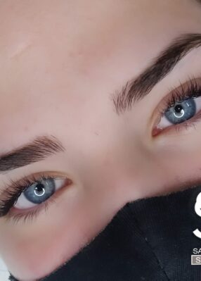 depilación de cejas maquilladas hermosas